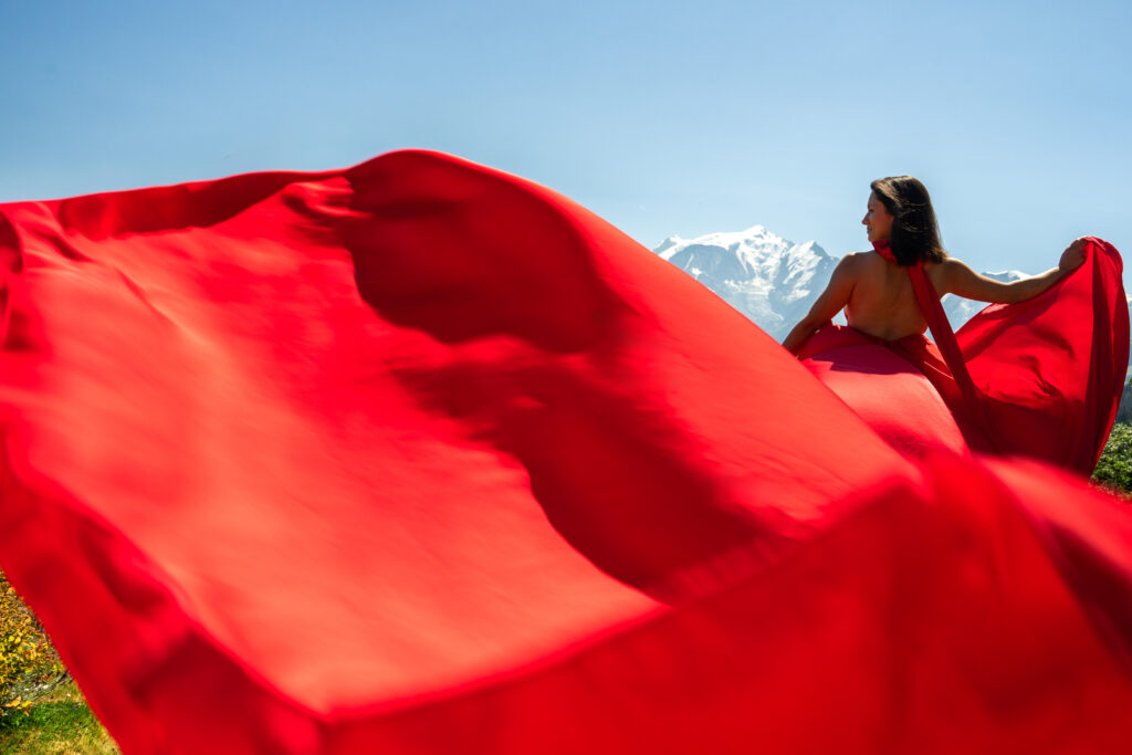 Robe volante face au Mont-blanc